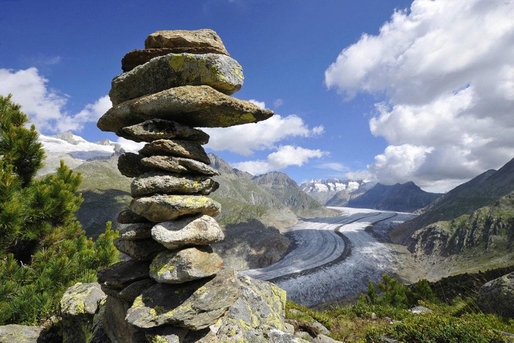 Alphütte Planier Riederalp, Steinmännchen vor dem Aletschgletscher